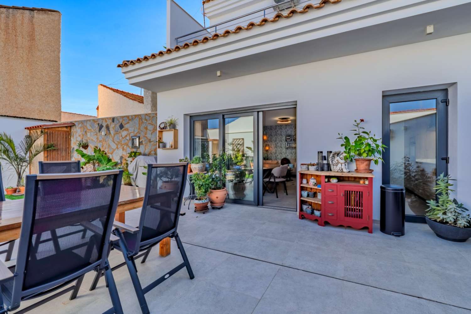 СУЧАСНА ОКРЕМА ВІЛЛА З ПРИВАТНИМ БАСЕЙНОМ БІЛЯ ПЛЯЖУ В ЛО ПАГАН