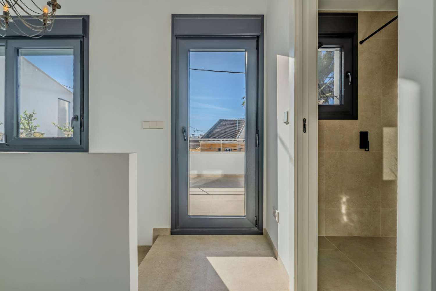 СУЧАСНА ОКРЕМА ВІЛЛА З ПРИВАТНИМ БАСЕЙНОМ БІЛЯ ПЛЯЖУ В ЛО ПАГАН