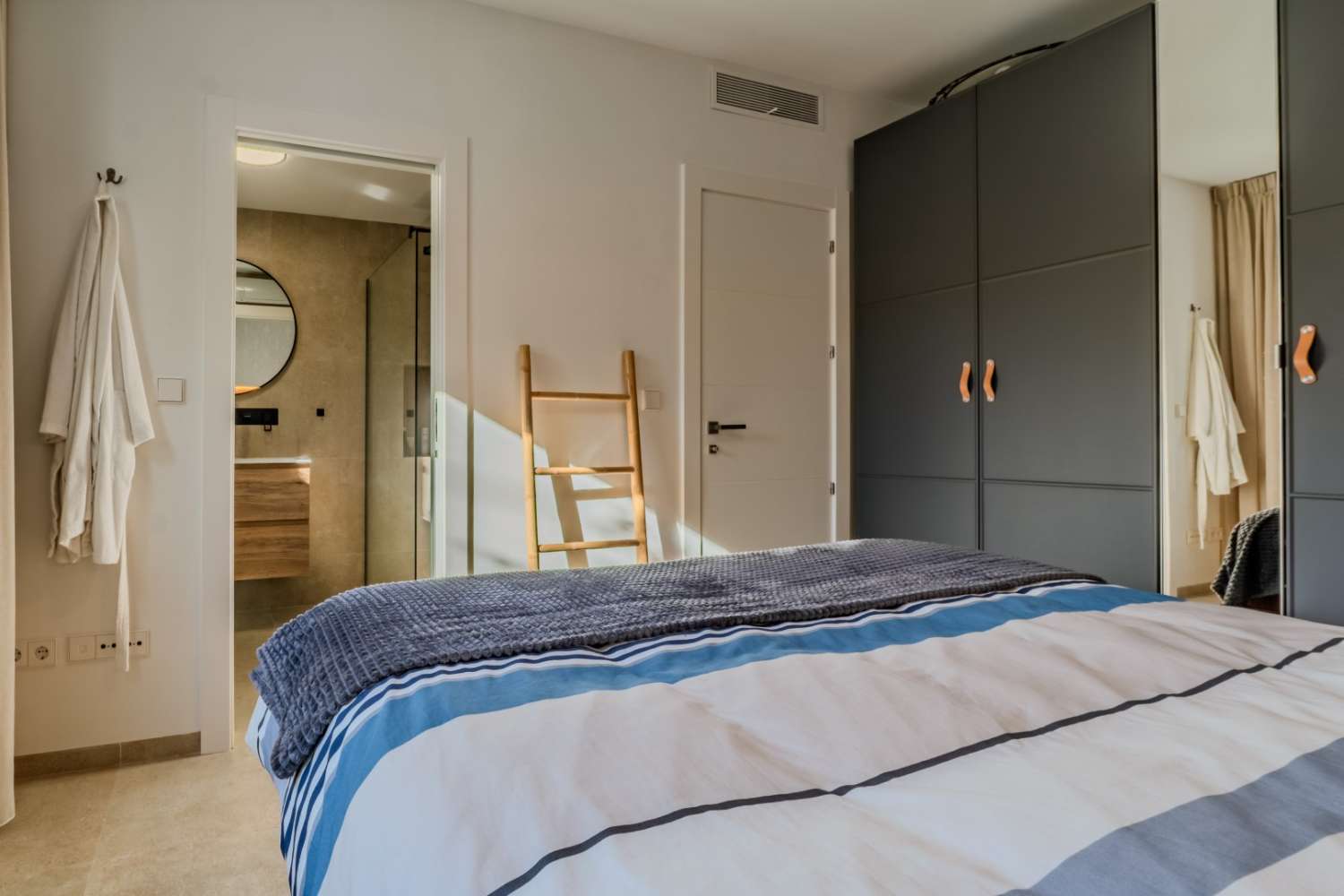 СУЧАСНА ОКРЕМА ВІЛЛА З ПРИВАТНИМ БАСЕЙНОМ БІЛЯ ПЛЯЖУ В ЛО ПАГАН