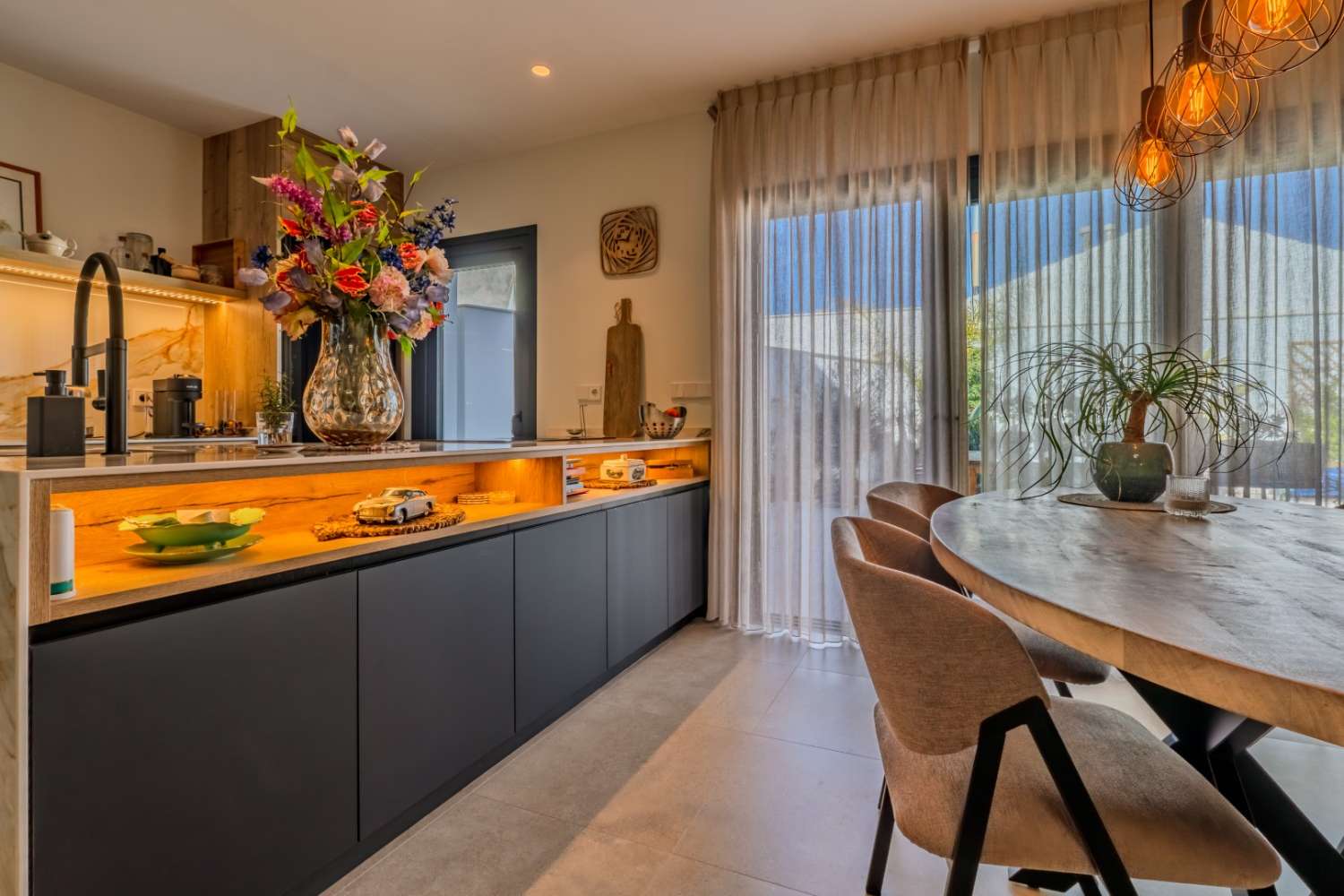 СУЧАСНА ОКРЕМА ВІЛЛА З ПРИВАТНИМ БАСЕЙНОМ БІЛЯ ПЛЯЖУ В ЛО ПАГАН