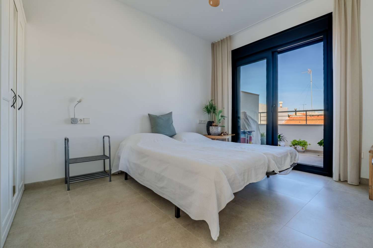 СУЧАСНА ОКРЕМА ВІЛЛА З ПРИВАТНИМ БАСЕЙНОМ БІЛЯ ПЛЯЖУ В ЛО ПАГАН