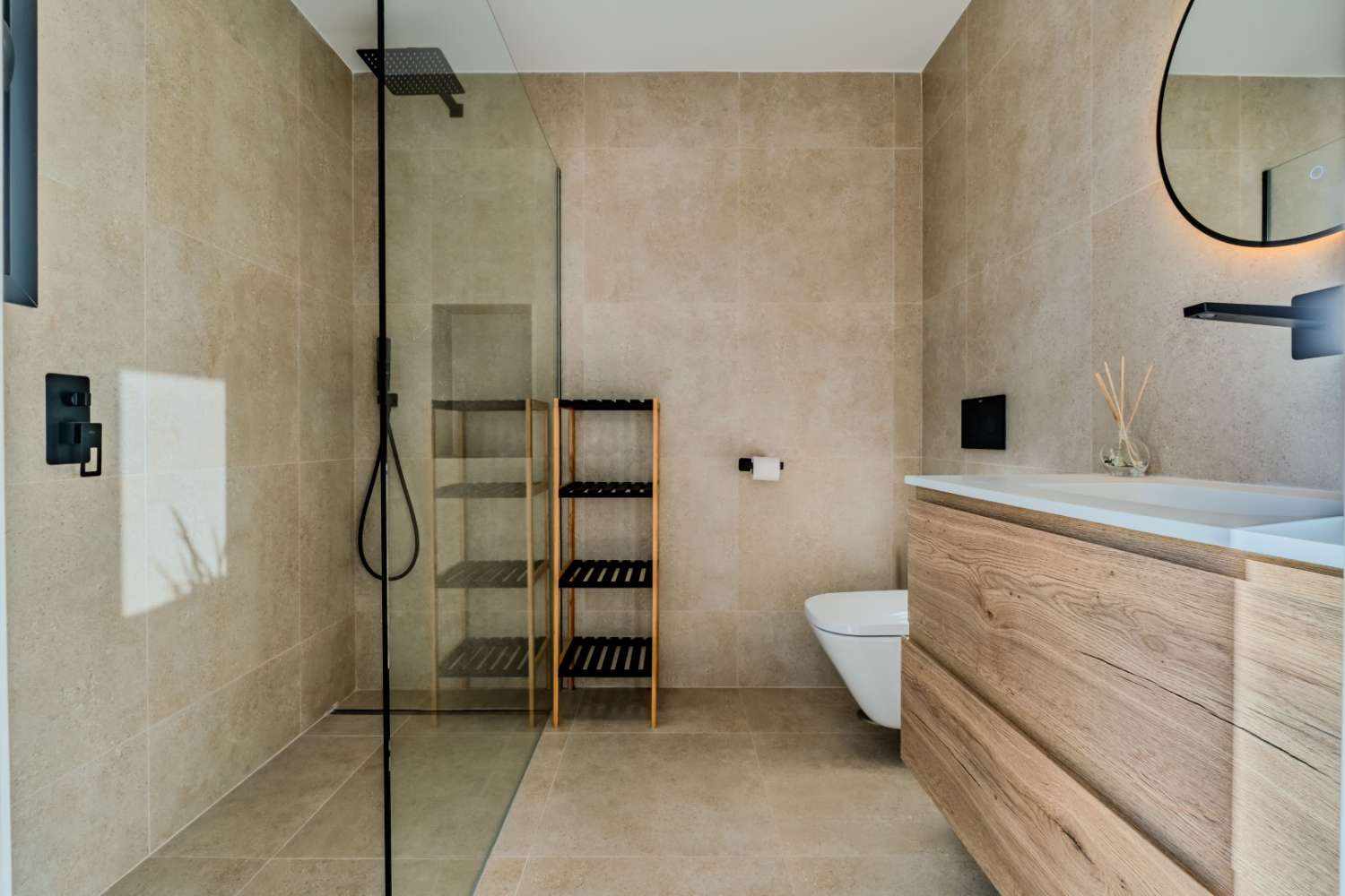 СУЧАСНА ОКРЕМА ВІЛЛА З ПРИВАТНИМ БАСЕЙНОМ БІЛЯ ПЛЯЖУ В ЛО ПАГАН