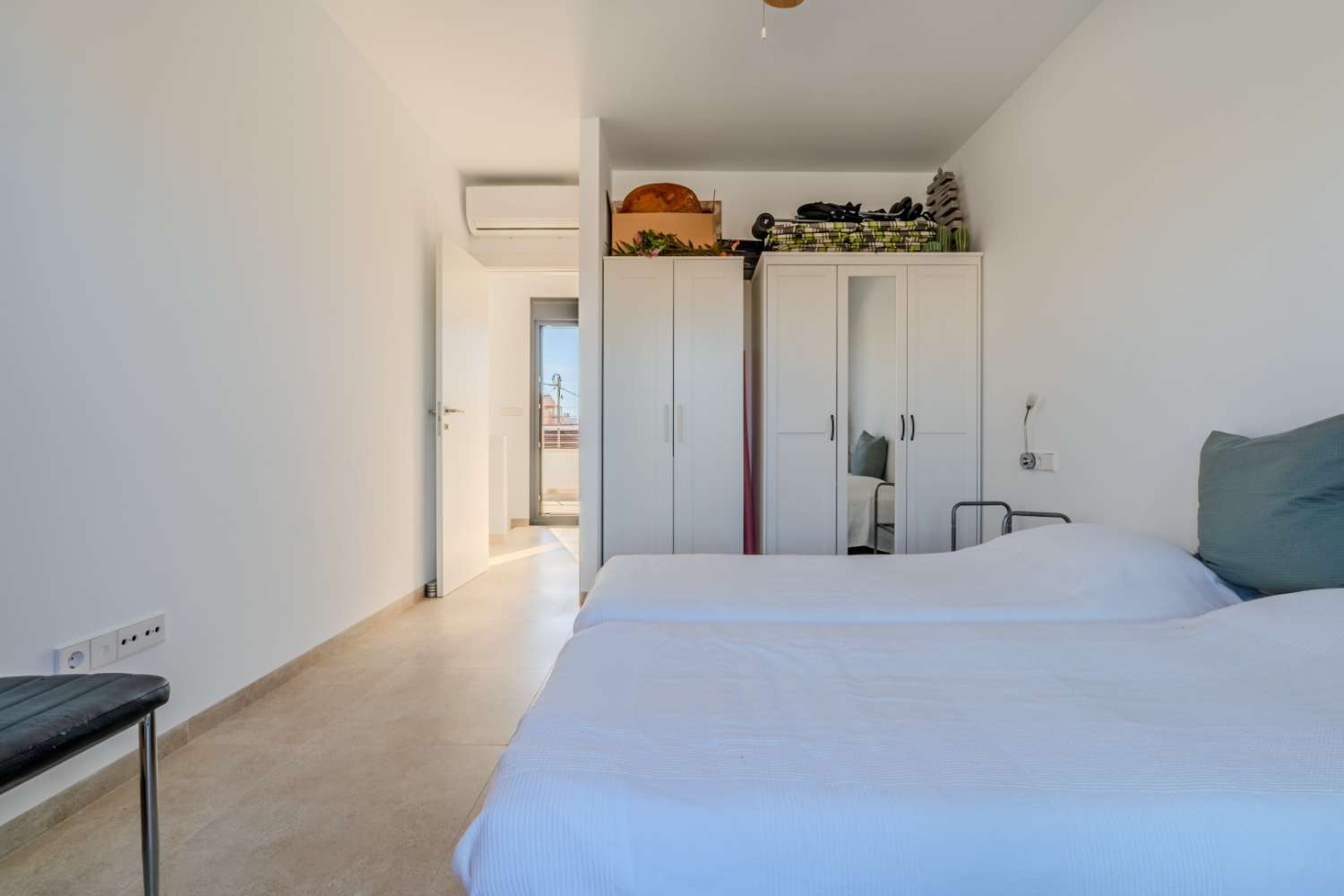 СУЧАСНА ОКРЕМА ВІЛЛА З ПРИВАТНИМ БАСЕЙНОМ БІЛЯ ПЛЯЖУ В ЛО ПАГАН