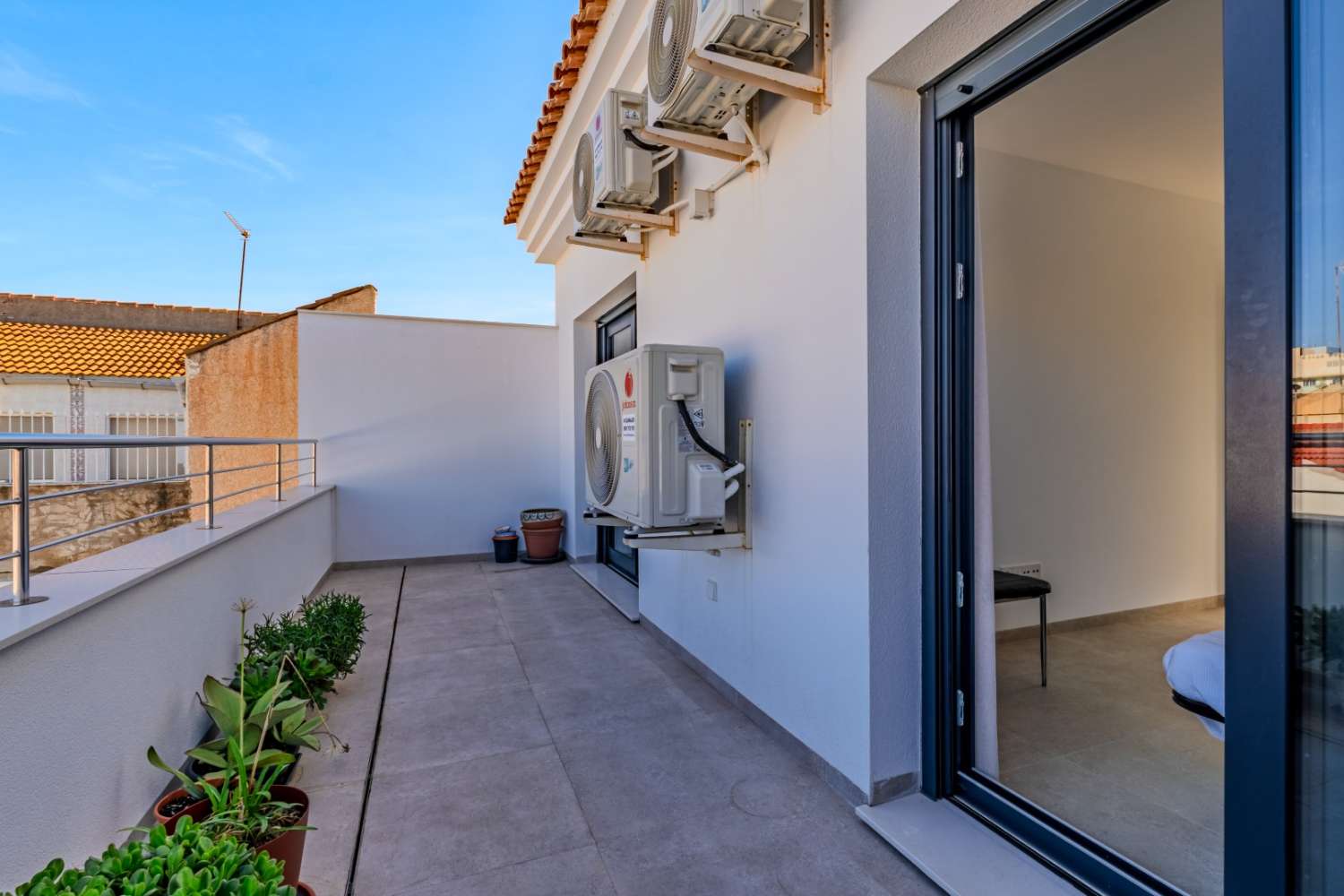 СУЧАСНА ОКРЕМА ВІЛЛА З ПРИВАТНИМ БАСЕЙНОМ БІЛЯ ПЛЯЖУ В ЛО ПАГАН