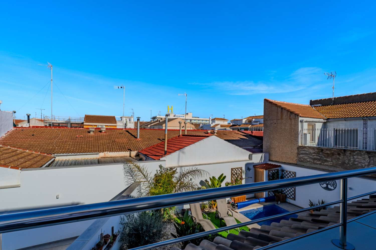 СУЧАСНА ОКРЕМА ВІЛЛА З ПРИВАТНИМ БАСЕЙНОМ БІЛЯ ПЛЯЖУ В ЛО ПАГАН