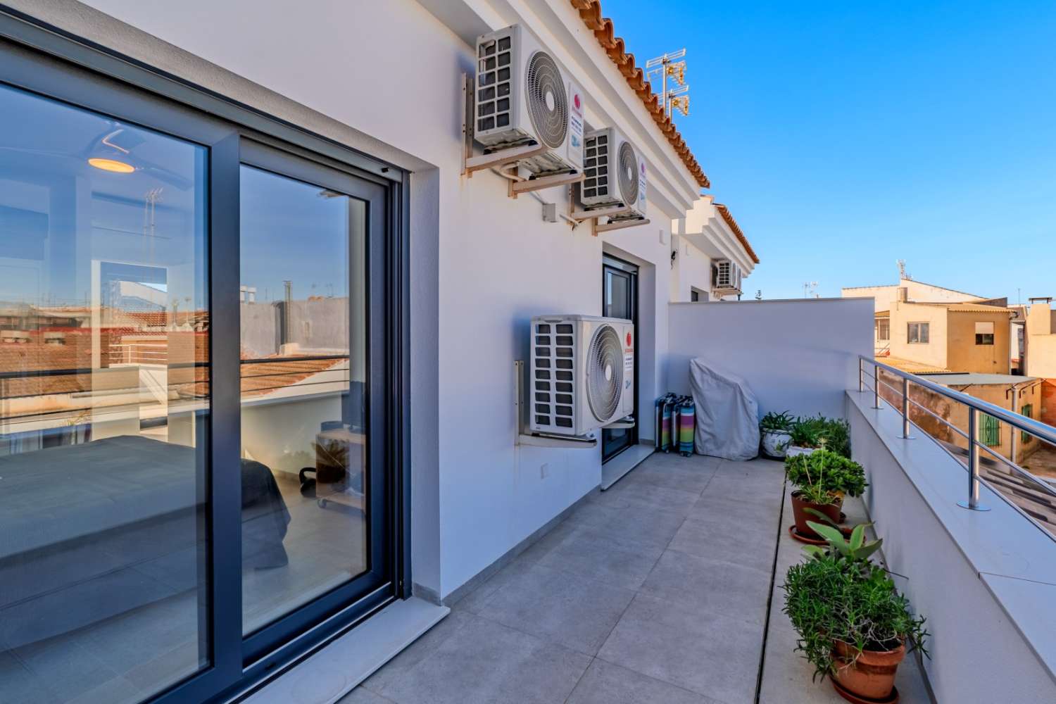 СУЧАСНА ОКРЕМА ВІЛЛА З ПРИВАТНИМ БАСЕЙНОМ БІЛЯ ПЛЯЖУ В ЛО ПАГАН