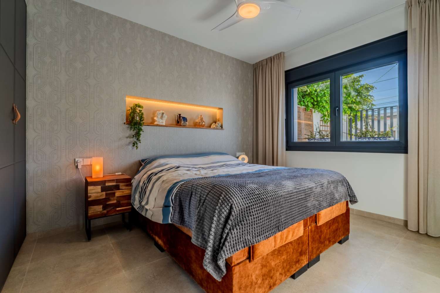 СУЧАСНА ОКРЕМА ВІЛЛА З ПРИВАТНИМ БАСЕЙНОМ БІЛЯ ПЛЯЖУ В ЛО ПАГАН