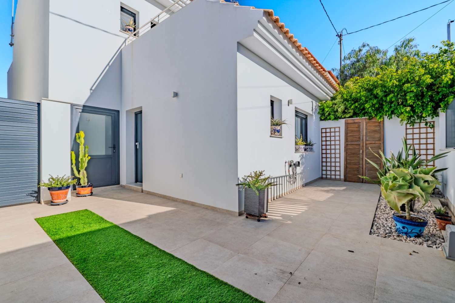 СУЧАСНА ОКРЕМА ВІЛЛА З ПРИВАТНИМ БАСЕЙНОМ БІЛЯ ПЛЯЖУ В ЛО ПАГАН