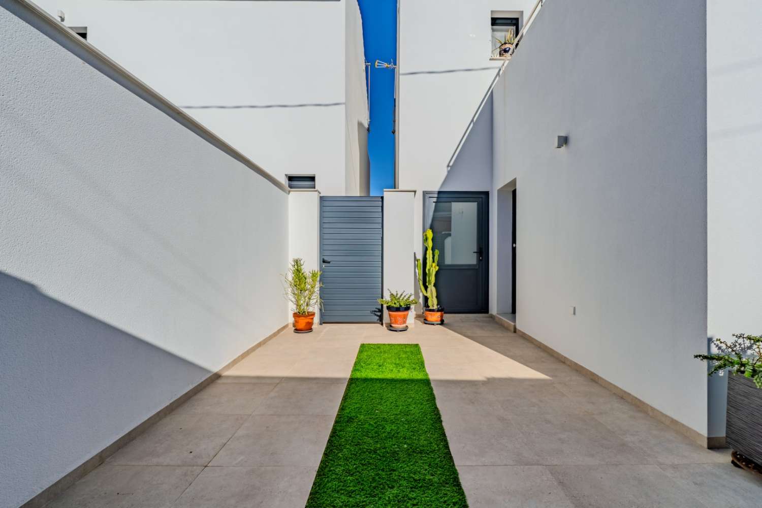 СУЧАСНА ОКРЕМА ВІЛЛА З ПРИВАТНИМ БАСЕЙНОМ БІЛЯ ПЛЯЖУ В ЛО ПАГАН