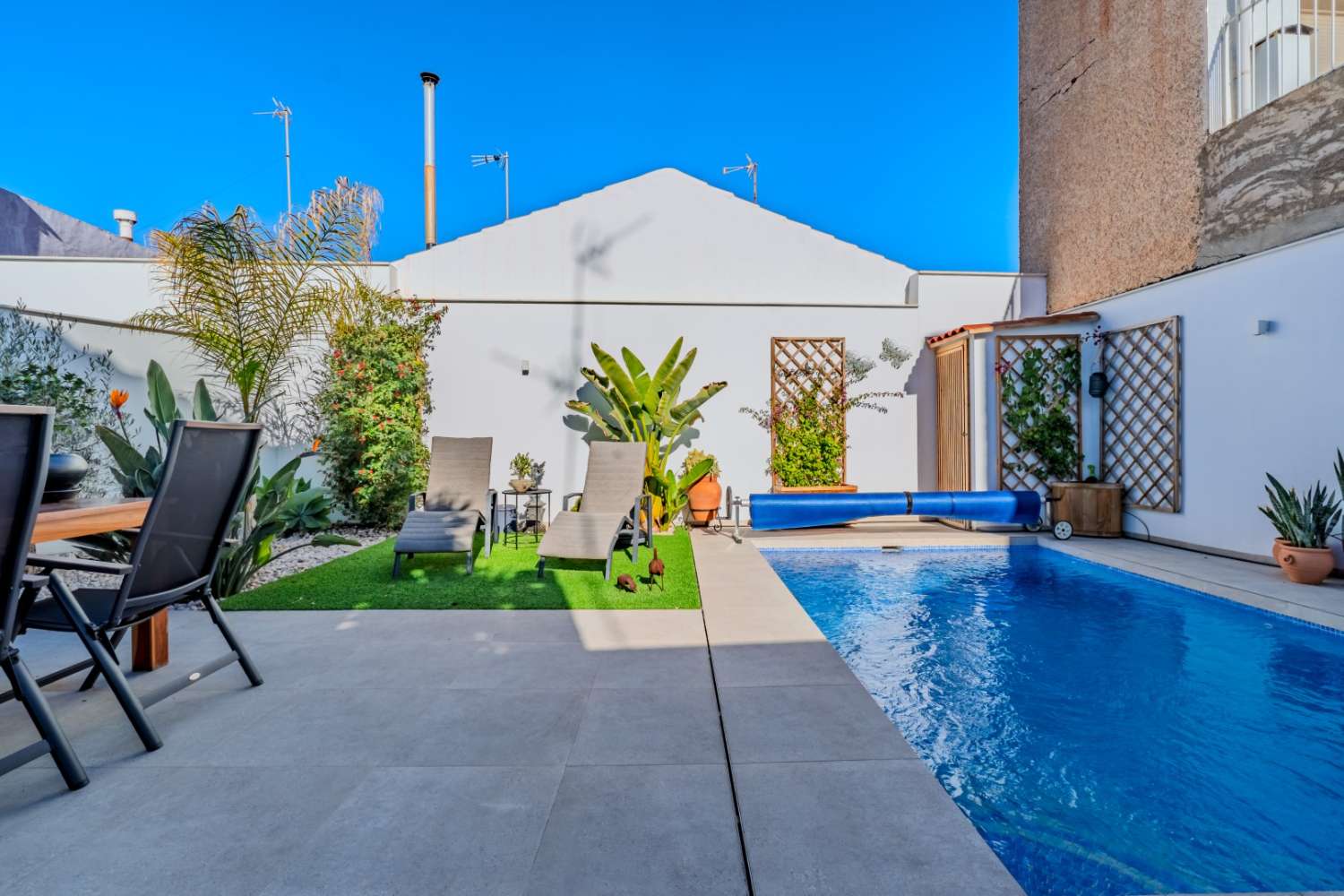 СУЧАСНА ОКРЕМА ВІЛЛА З ПРИВАТНИМ БАСЕЙНОМ БІЛЯ ПЛЯЖУ В ЛО ПАГАН