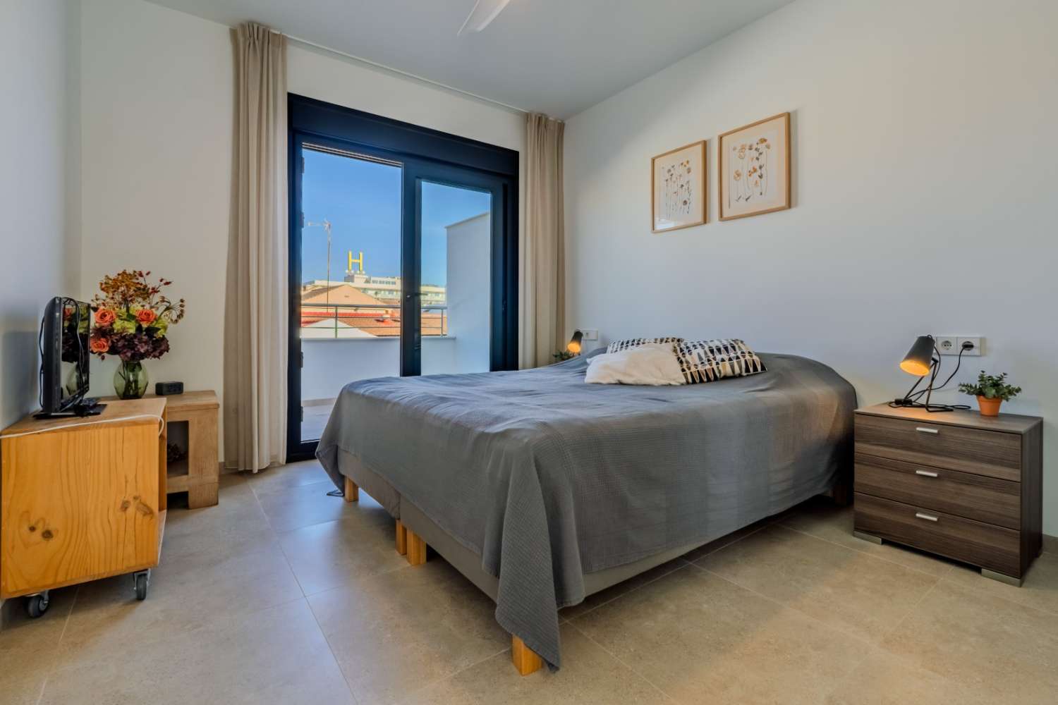 СУЧАСНА ОКРЕМА ВІЛЛА З ПРИВАТНИМ БАСЕЙНОМ БІЛЯ ПЛЯЖУ В ЛО ПАГАН