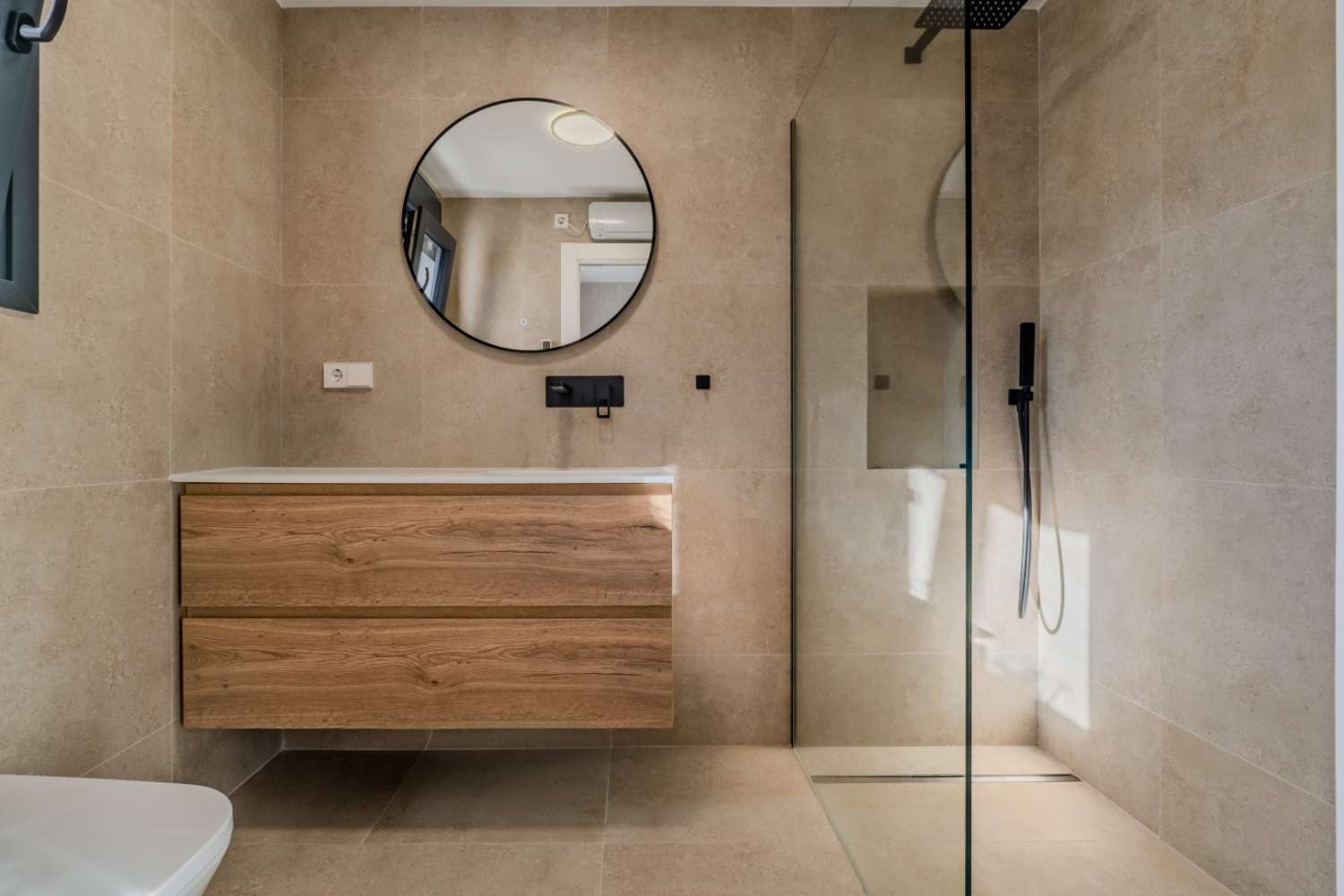 СУЧАСНА ОКРЕМА ВІЛЛА З ПРИВАТНИМ БАСЕЙНОМ БІЛЯ ПЛЯЖУ В ЛО ПАГАН