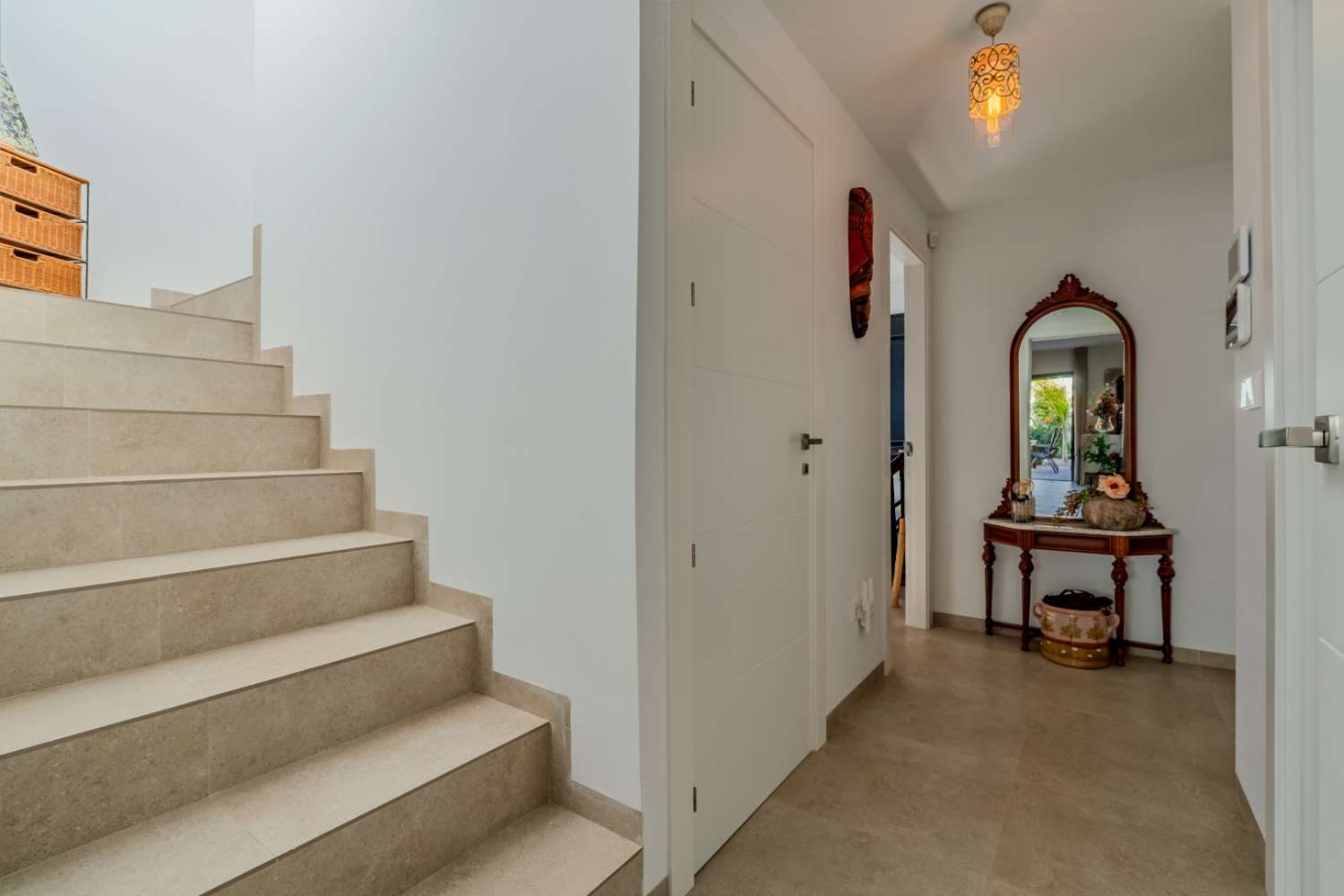 СУЧАСНА ОКРЕМА ВІЛЛА З ПРИВАТНИМ БАСЕЙНОМ БІЛЯ ПЛЯЖУ В ЛО ПАГАН