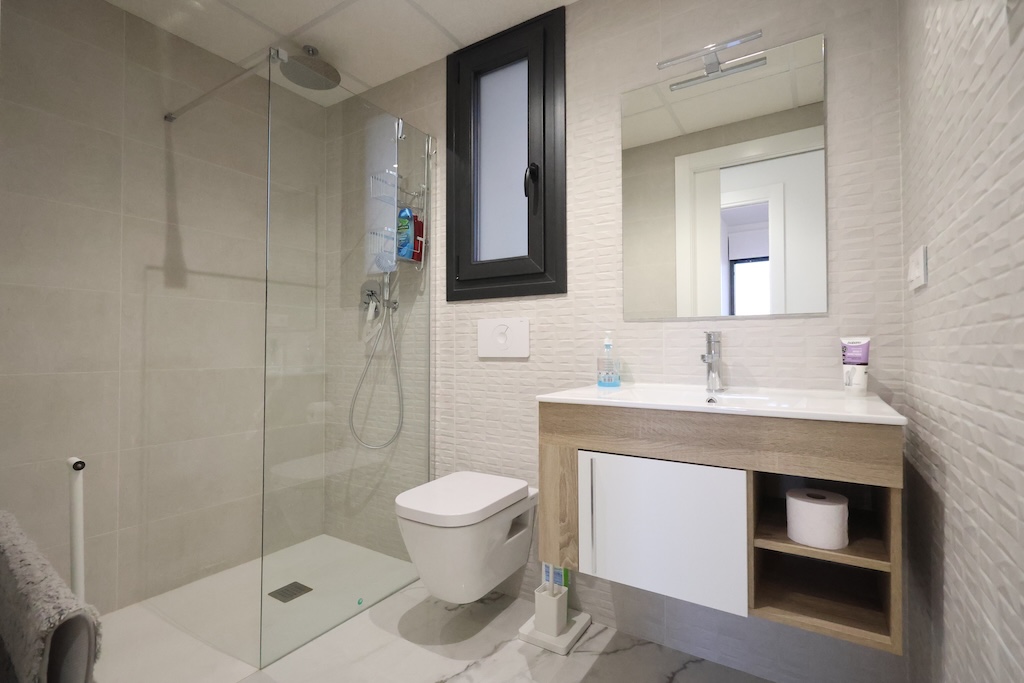 APARTAMENTO EN SEGUNDA PLANTA CON VISTAS AL MAR, TERRAZA Y PISCINA COMUNITARIA EN PLAYA FLAMENCA