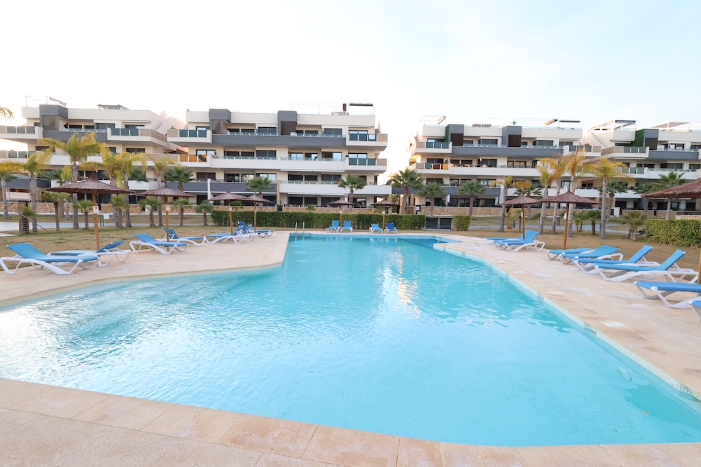 APARTAMENTO EN SEGUNDA PLANTA CON VISTAS AL MAR, TERRAZA Y PISCINA COMUNITARIA EN PLAYA FLAMENCA
