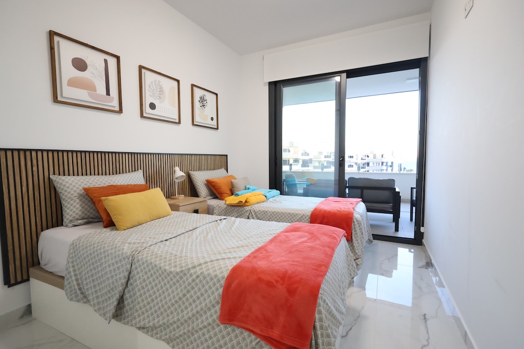 APARTAMENTO EN SEGUNDA PLANTA CON VISTAS AL MAR, TERRAZA Y PISCINA COMUNITARIA EN PLAYA FLAMENCA