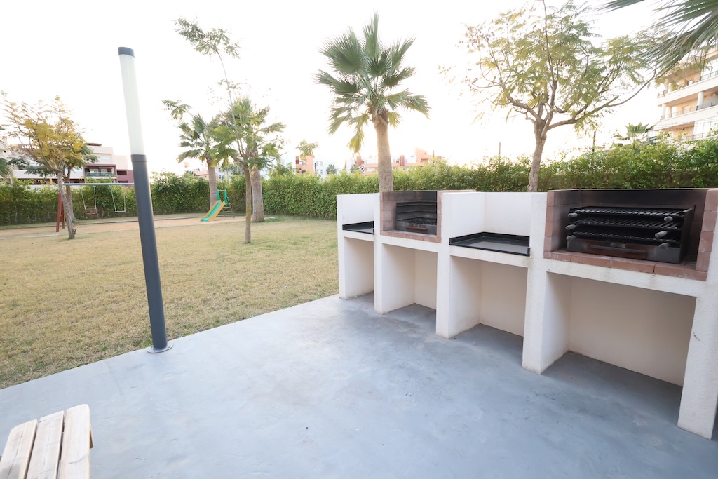 APARTAMENTO EN SEGUNDA PLANTA CON VISTAS AL MAR, TERRAZA Y PISCINA COMUNITARIA EN PLAYA FLAMENCA