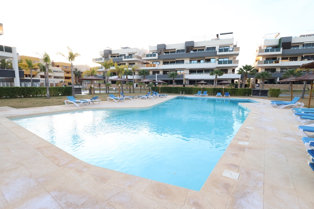 APARTAMENTO EN SEGUNDA PLANTA CON VISTAS AL MAR, TERRAZA Y PISCINA COMUNITARIA EN PLAYA FLAMENCA