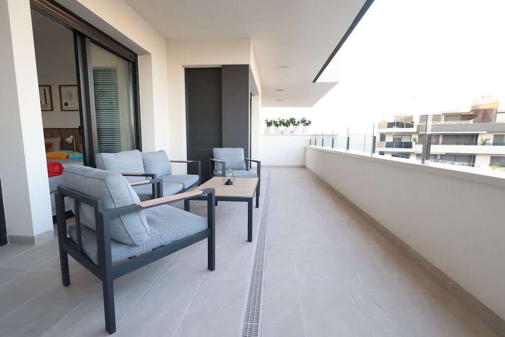 APARTAMENTO EN SEGUNDA PLANTA CON VISTAS AL MAR, TERRAZA Y PISCINA COMUNITARIA EN PLAYA FLAMENCA