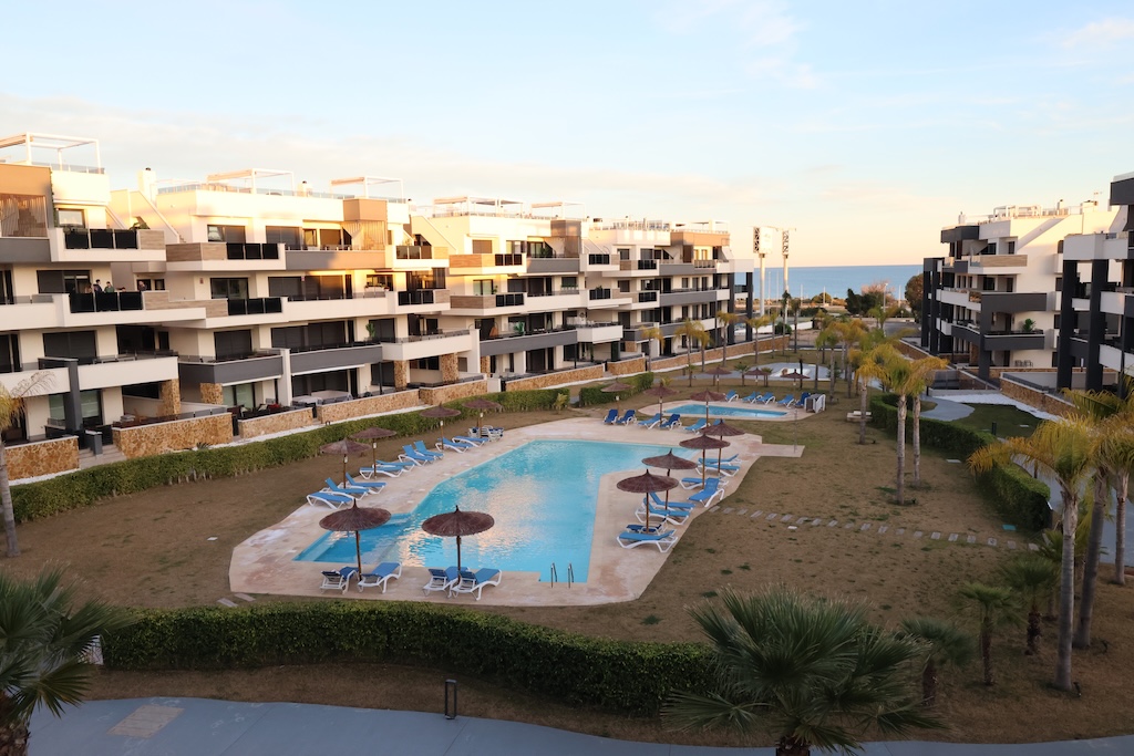 APARTAMENTO EN SEGUNDA PLANTA CON VISTAS AL MAR, TERRAZA Y PISCINA COMUNITARIA EN PLAYA FLAMENCA