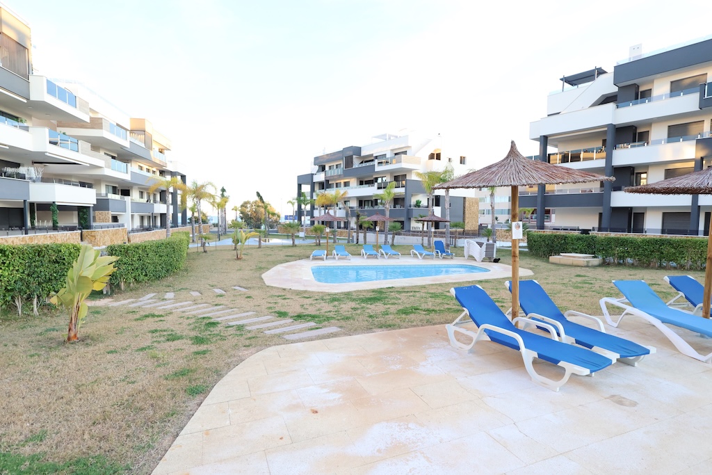 APARTAMENTO EN SEGUNDA PLANTA CON VISTAS AL MAR, TERRAZA Y PISCINA COMUNITARIA EN PLAYA FLAMENCA