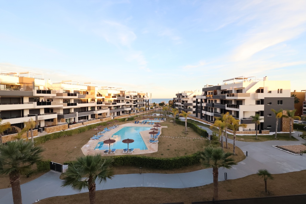 APARTAMENTO EN SEGUNDA PLANTA CON VISTAS AL MAR, TERRAZA Y PISCINA COMUNITARIA EN PLAYA FLAMENCA