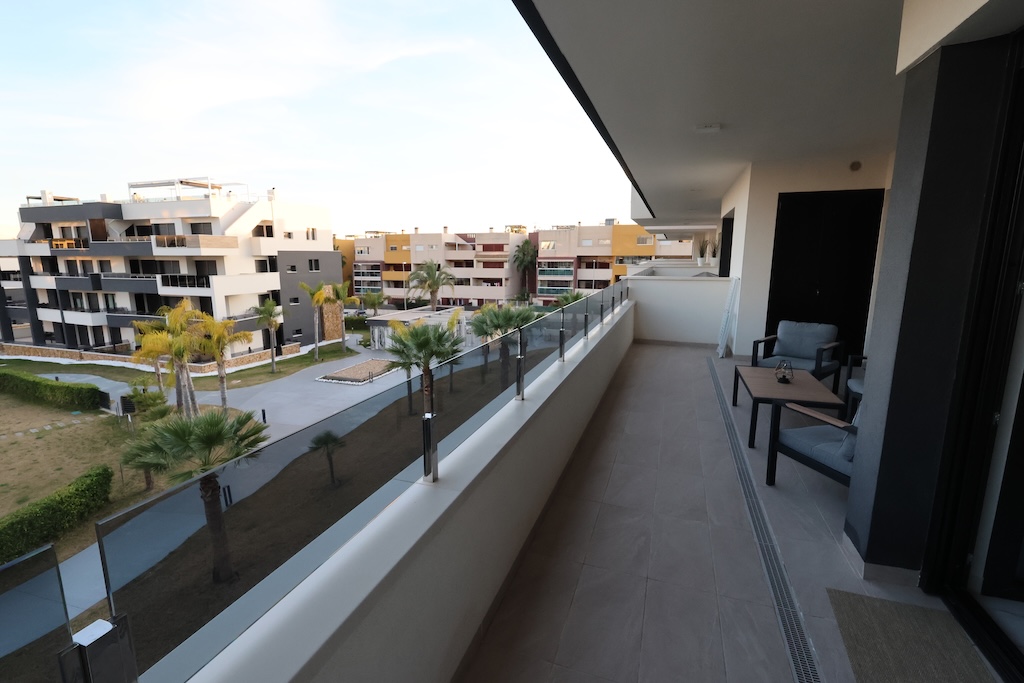 APARTAMENTO EN SEGUNDA PLANTA CON VISTAS AL MAR, TERRAZA Y PISCINA COMUNITARIA EN PLAYA FLAMENCA