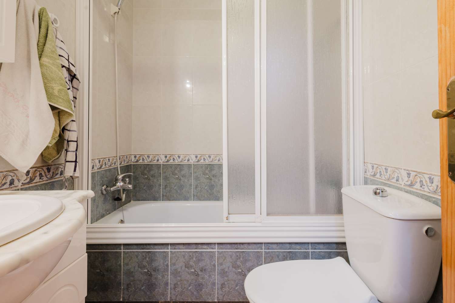 APARTAMENTO EN TORREVIEJA SEGUNDA PLANTA, LISTO PARA ENTRAR A VIVIR CERCA DE LA PLAYA