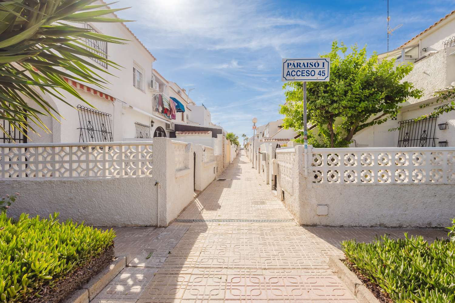 BUNGALOW EN TORREVIEJA A PASOS DEL MAR CON JARDÍN Y PISCINA