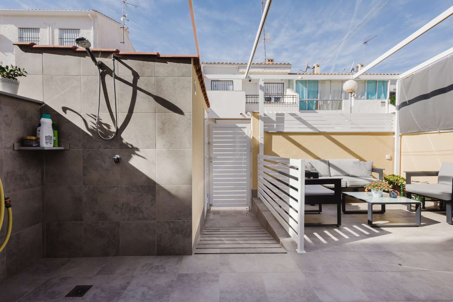 BUNGALOW EN TORREVIEJA A PASOS DEL MAR CON JARDÍN Y PISCINA