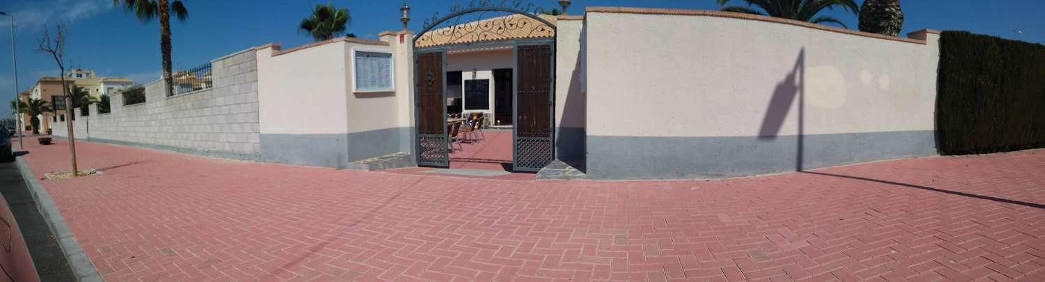 BUNGALOW EN TORREVIEJA A PASOS DEL MAR CON JARDÍN Y PISCINA