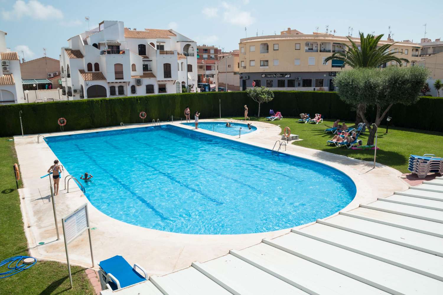 BUNGALOW EN TORREVIEJA A PASOS DEL MAR CON JARDÍN Y PISCINA