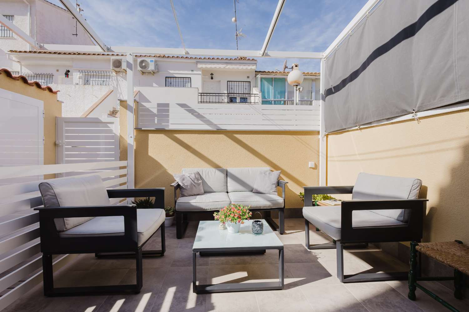BUNGALOW EN TORREVIEJA A PASOS DEL MAR CON JARDÍN Y PISCINA