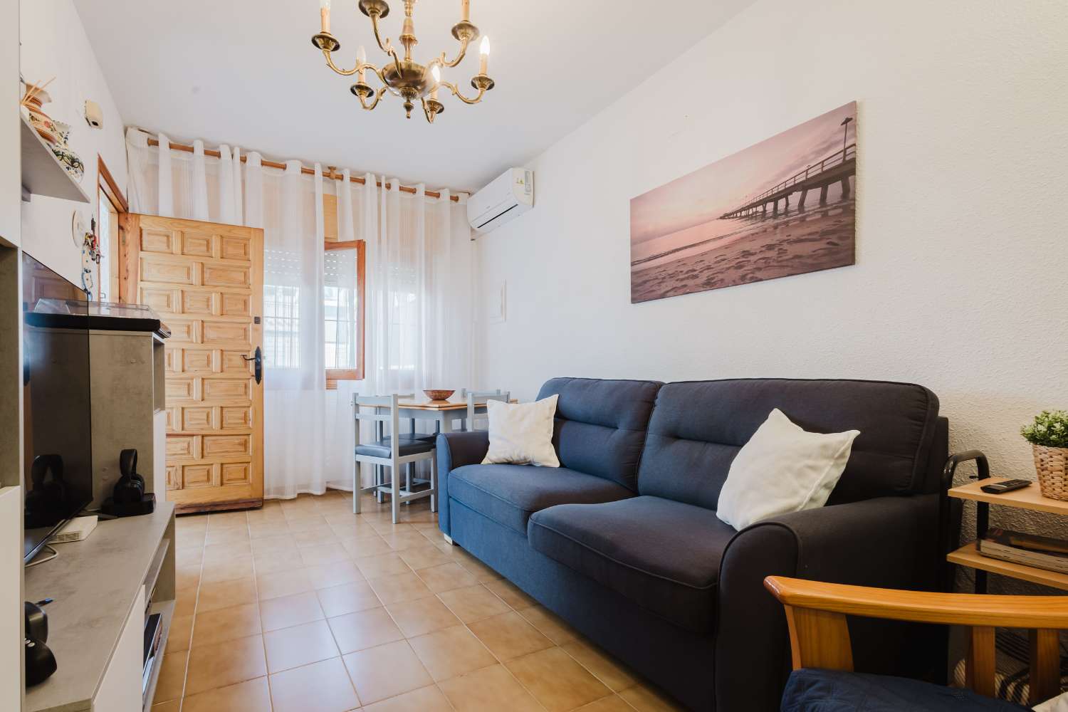 BUNGALOW EN TORREVIEJA A PASOS DEL MAR CON JARDÍN Y PISCINA