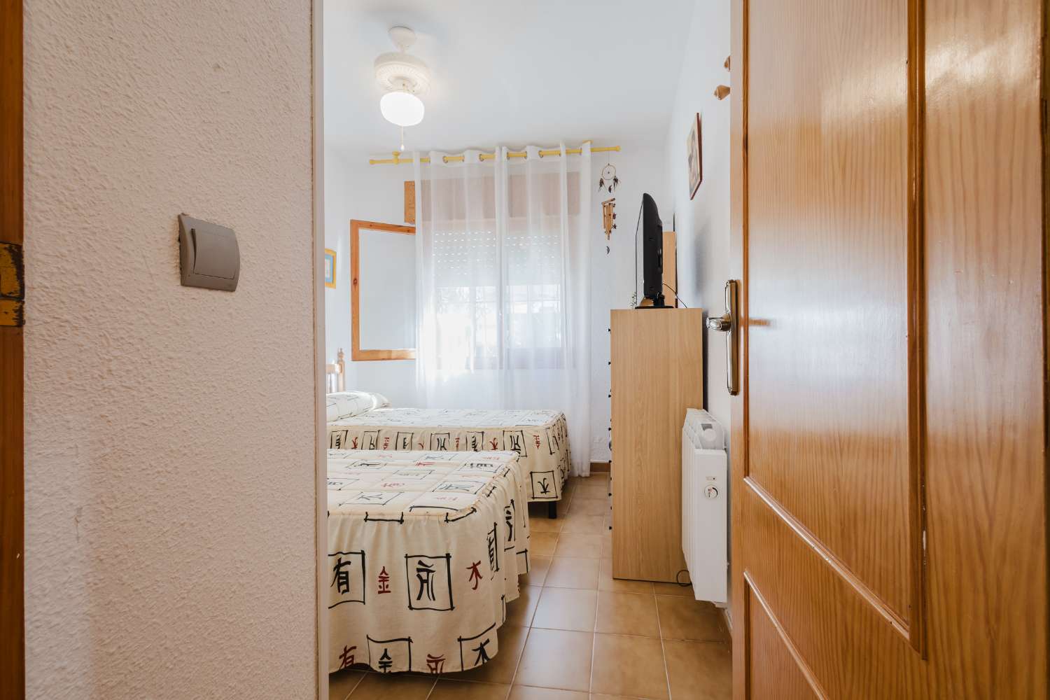 BUNGALOW EN TORREVIEJA A PASOS DEL MAR CON JARDÍN Y PISCINA