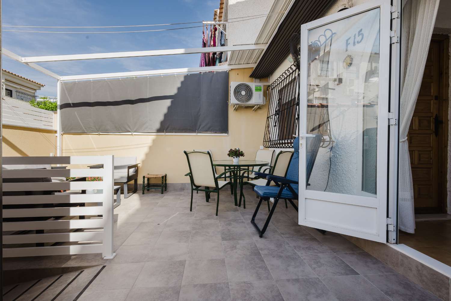 BUNGALOW EN TORREVIEJA A PASOS DEL MAR CON JARDÍN Y PISCINA