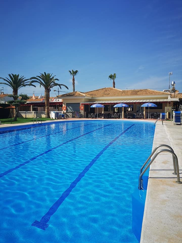 BUNGALOW EN TORREVIEJA A PASOS DEL MAR CON JARDÍN Y PISCINA