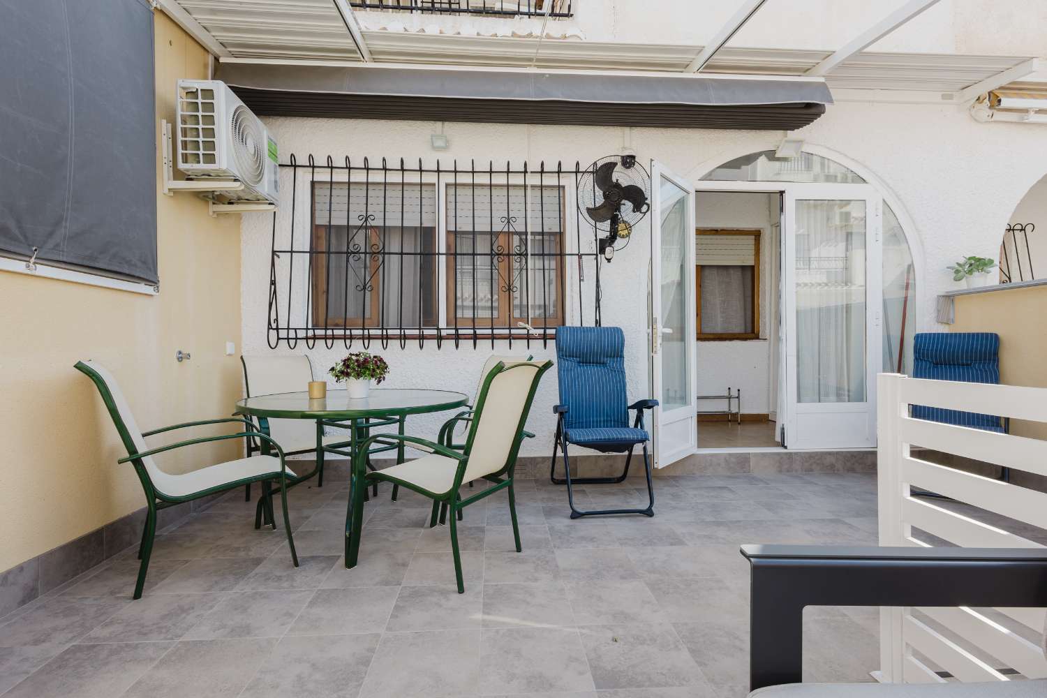 BUNGALOW EN TORREVIEJA A PASOS DEL MAR CON JARDÍN Y PISCINA