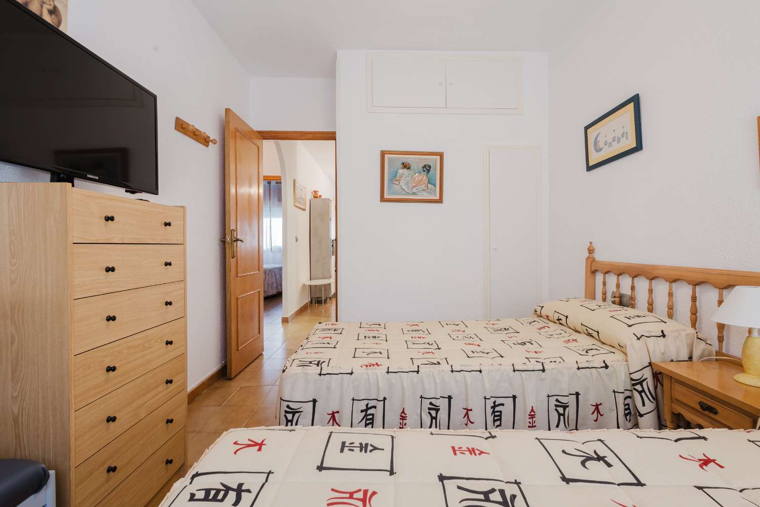 BUNGALOW EN TORREVIEJA A PASOS DEL MAR CON JARDÍN Y PISCINA