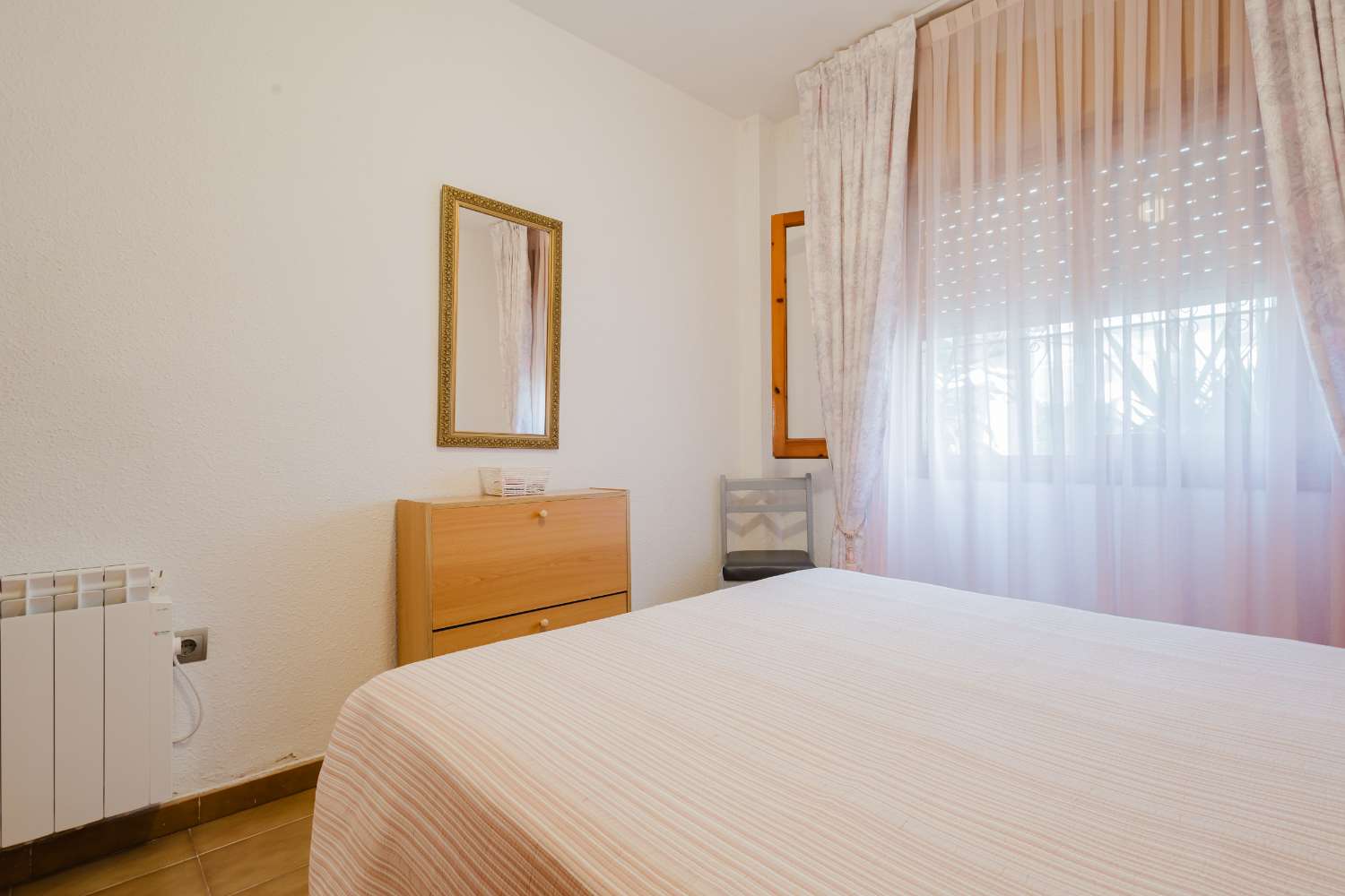 BUNGALOW EN TORREVIEJA A PASOS DEL MAR CON JARDÍN Y PISCINA