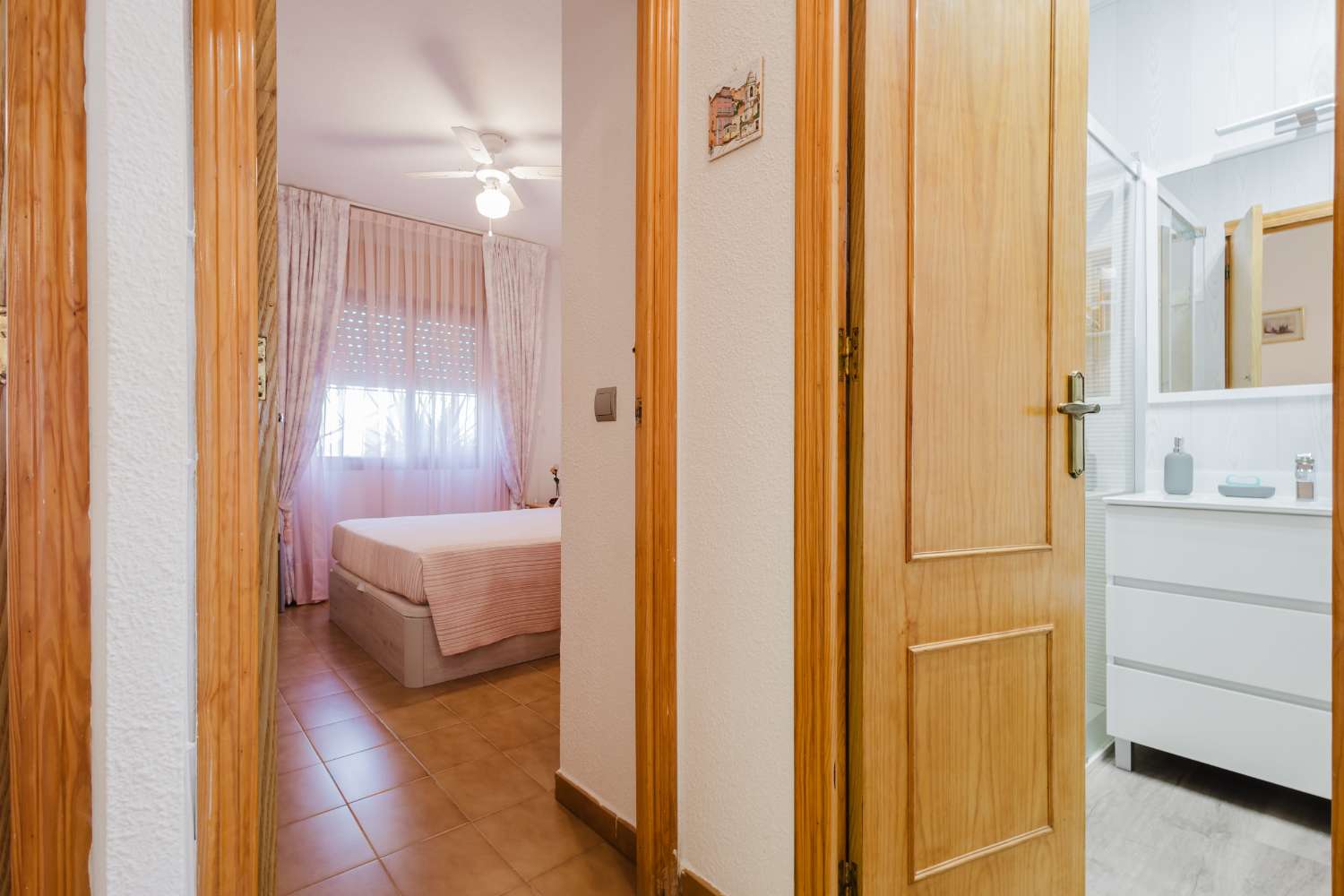 BUNGALOW EN TORREVIEJA A PASOS DEL MAR CON JARDÍN Y PISCINA