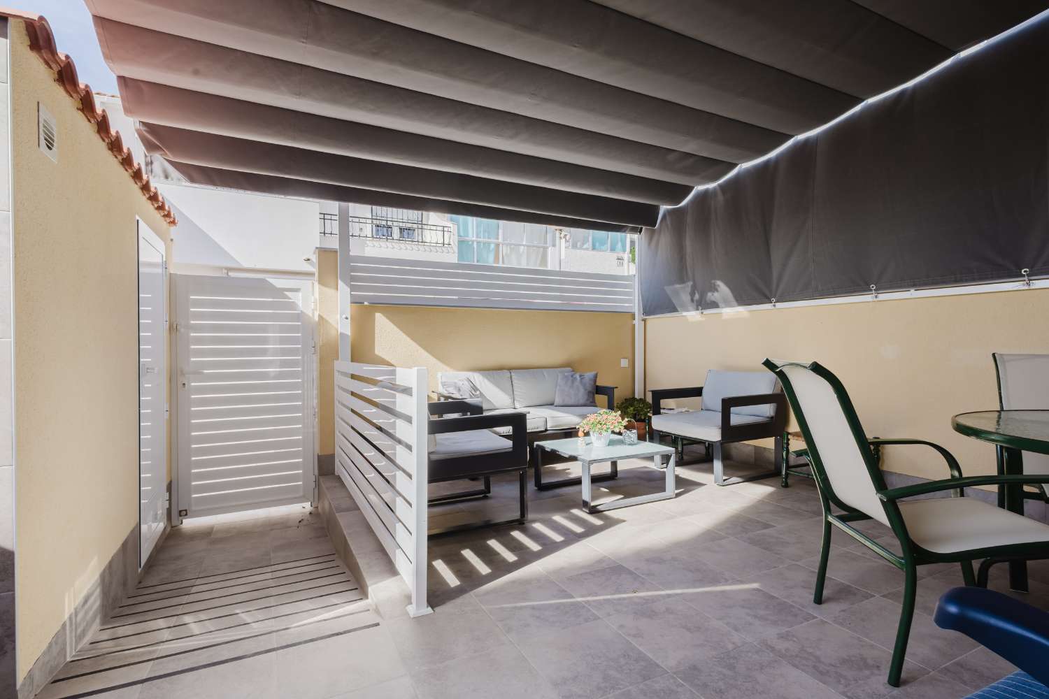 BUNGALOW EN TORREVIEJA A PASOS DEL MAR CON JARDÍN Y PISCINA