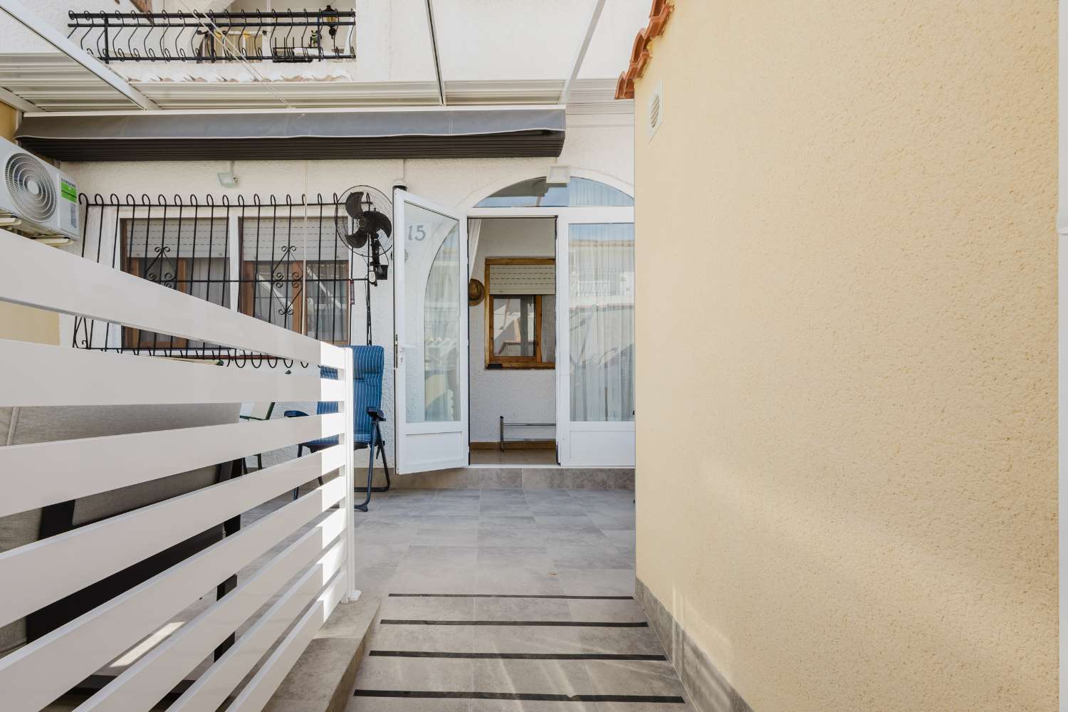 BUNGALOW EN TORREVIEJA A PASOS DEL MAR CON JARDÍN Y PISCINA