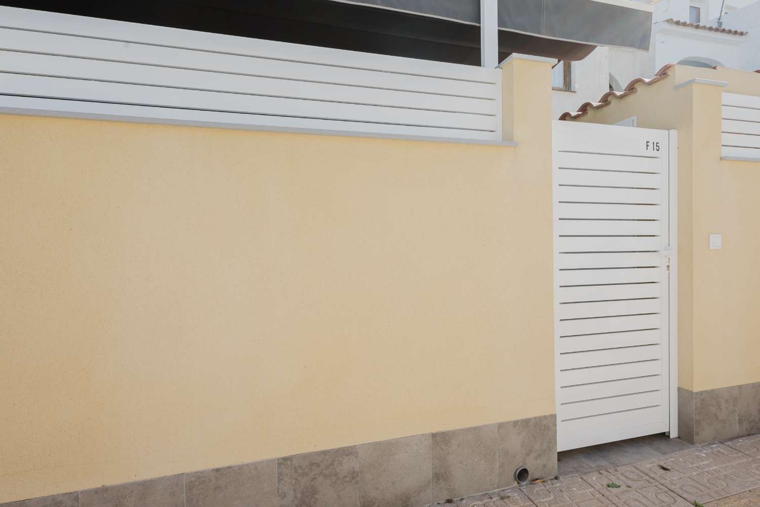 BUNGALOW EN TORREVIEJA A PASOS DEL MAR CON JARDÍN Y PISCINA