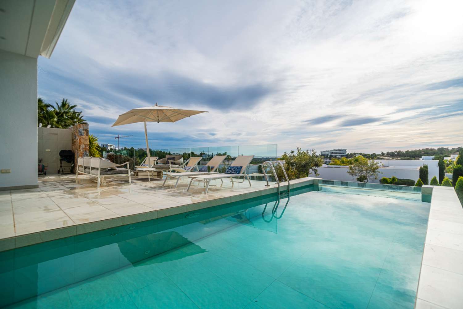 EXCLUSIVA VILLA INDEPENDIENTE EN LAS COLINAS GOLF, ORIHUELA COSTA