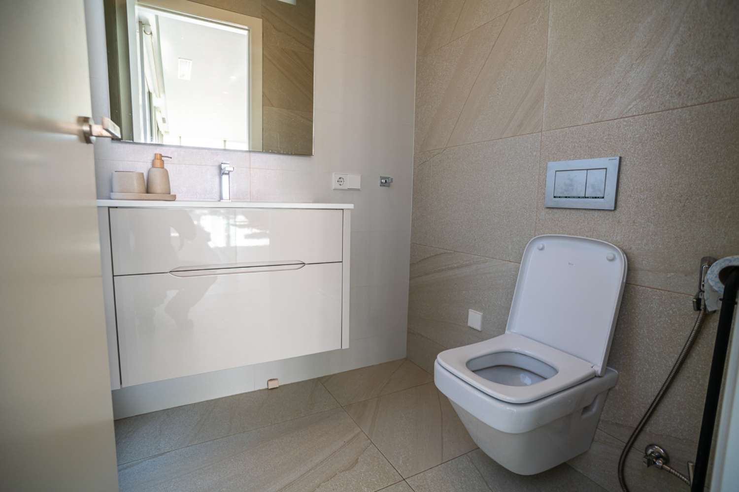 EXCLUSIVA VILLA INDEPENDIENTE EN LAS COLINAS GOLF, ORIHUELA COSTA