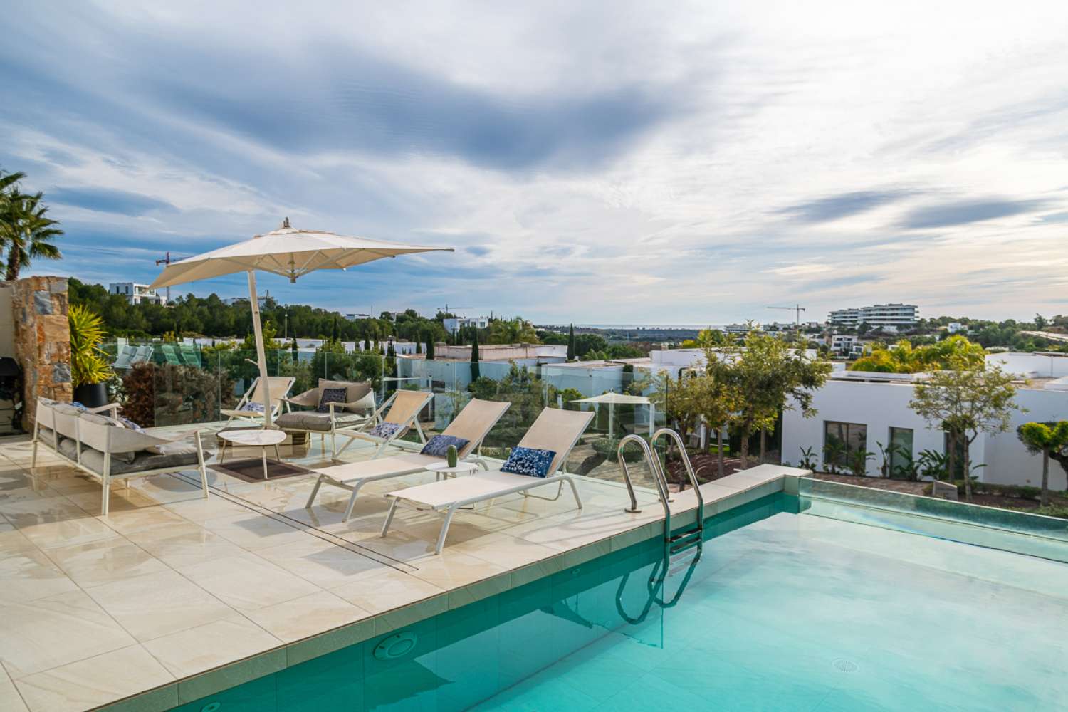 EXCLUSIVA VILLA INDEPENDIENTE EN LAS COLINAS GOLF, ORIHUELA COSTA