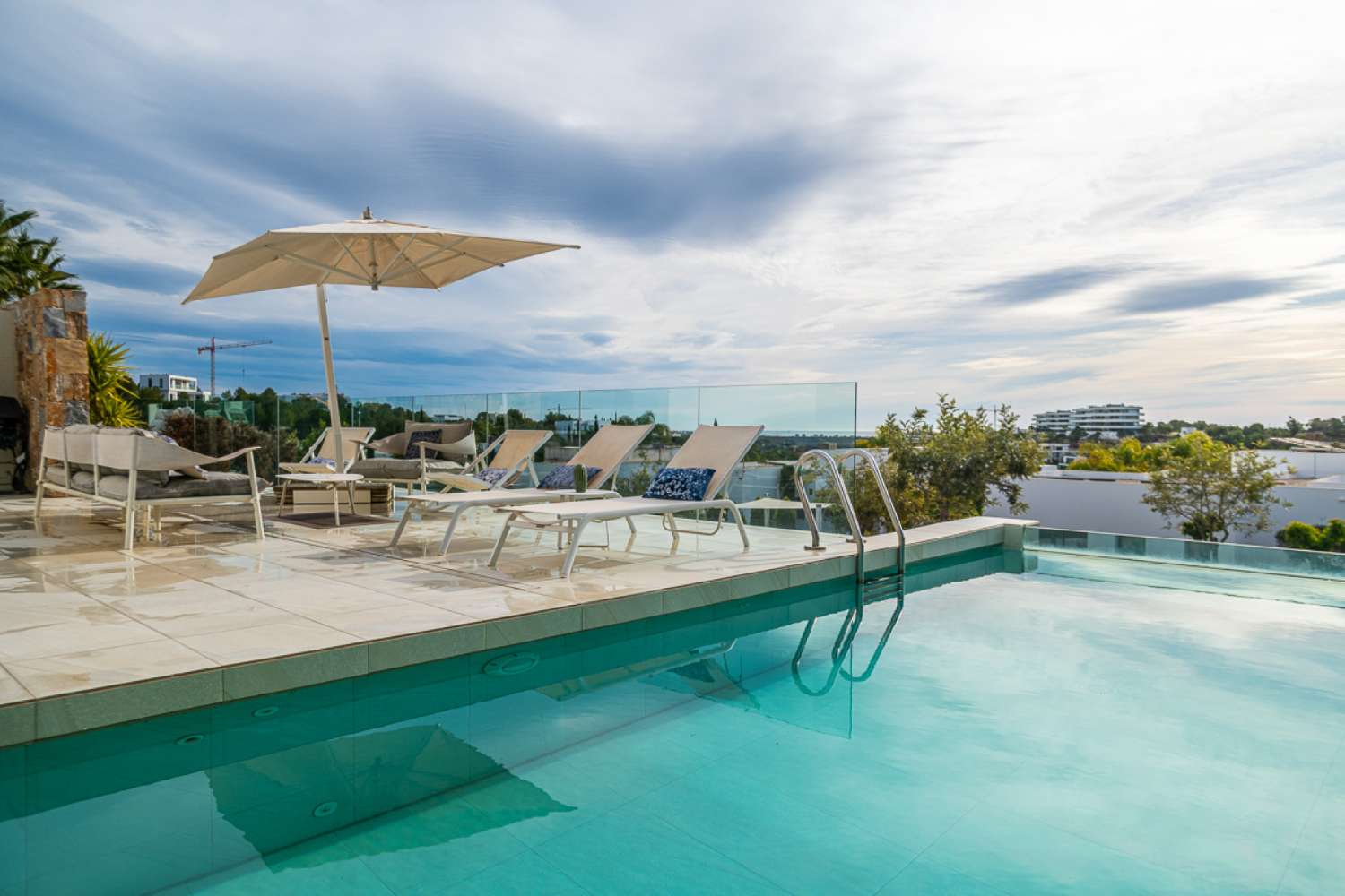 EXCLUSIVA VILLA INDEPENDIENTE EN LAS COLINAS GOLF, ORIHUELA COSTA