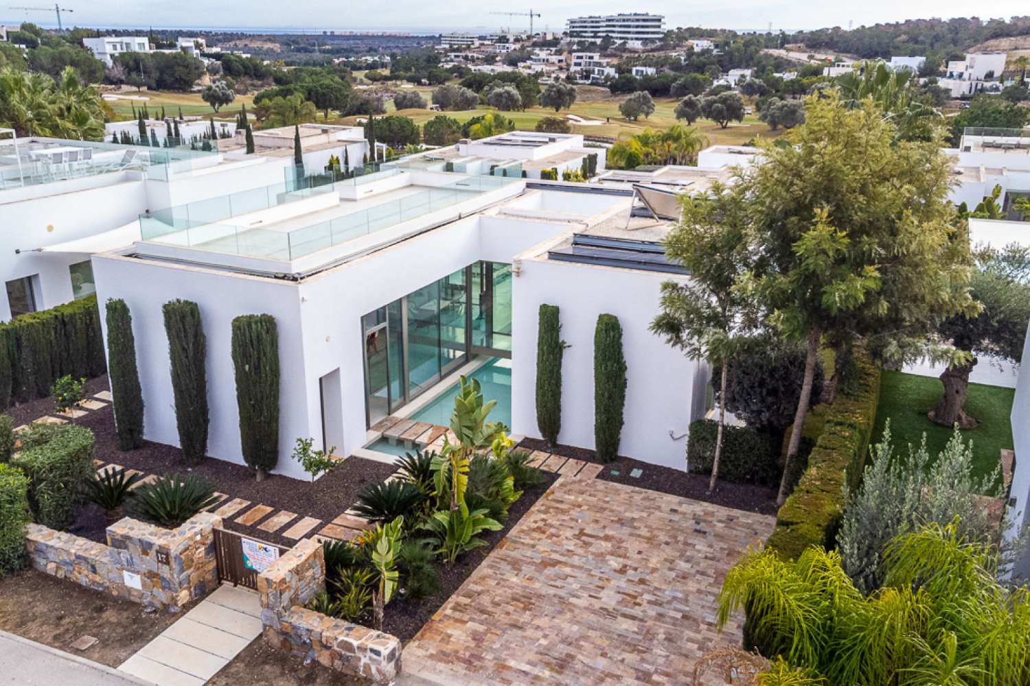 EXCLUSIVA VILLA INDEPENDIENTE EN LAS COLINAS GOLF, ORIHUELA COSTA