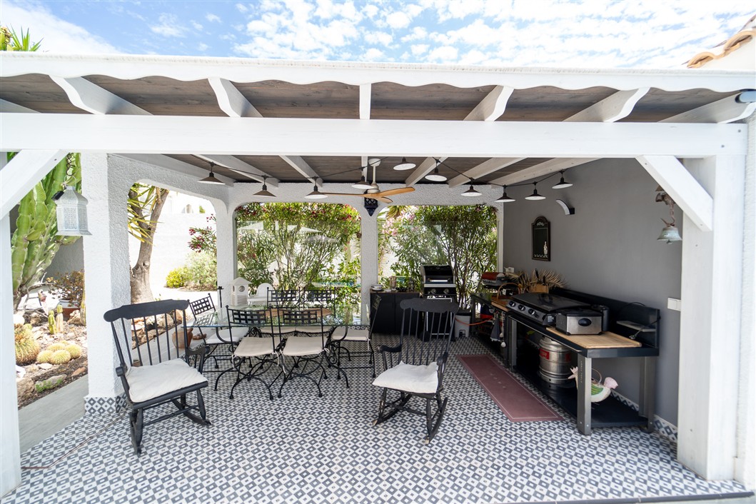 EKSKLUSIV RENOVERT VILLA MED BASSENG OG UTSIKT I LA SIESTA, TORREVIEJA